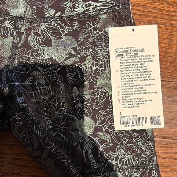 Lululemon NEW WITH TAGS - Wunder Train Short - Foil Pattern - Size 2! - Picture 2 of 3